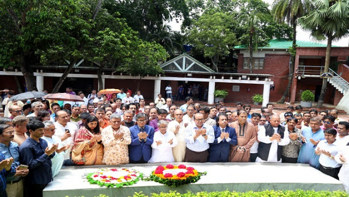 উপাচার্যের নেতৃত্বে ফুল দিয়ে শ্রদ্ধা জ্ঞাপনের পর বঙ্গন্ধুসহ ১৫ আগস্টে নিহত সকল শহীদের আত্মার মাগফেরাত কামনা করে দোয়া করেন শিক্ষক ও সিনেট সদস্যবৃন্দ