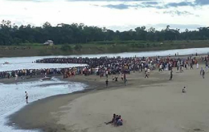 ঘটনাস্থলে লোকজনের ভিড়