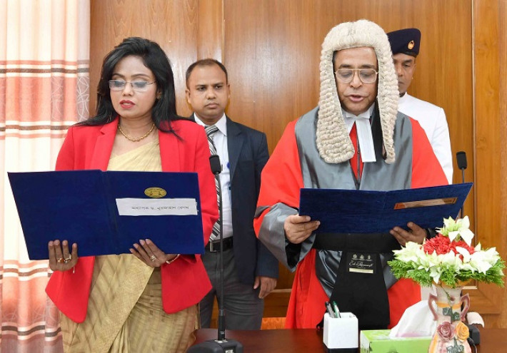 শপথ নিচ্ছেন নুরজাহান বেগম