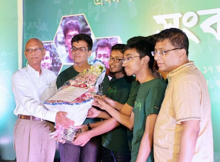 ‘আন্তর্জাতিক গণিত অলিম্পিয়াডে প্রথম স্বর্ণপদকজয়ী বাংলাদেশ গণিত দলের সংবর্ধনা’ অনুষ্ঠানে শিক্ষামন্ত্রীর সঙ্গে জয়ীরা