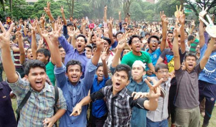 এইচএসসি’তে কৃতকার্যদের উল্লাস