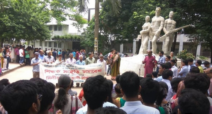 ছাত্র-শিক্ষকের উপর নিপীড়ন বন্ধের দাবিতে ঢাবি ক্যাম্পাসে নিপীড়নবিরোধী শিক্ষকবৃন্দের সমাবেশ
