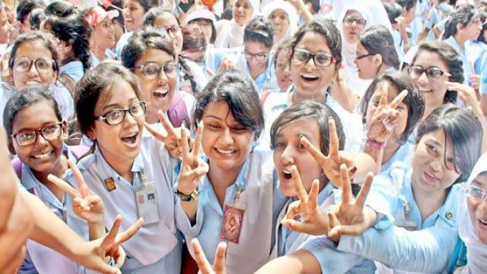 ফল প্রকাশের পর মেয়েদের উল্লাস।
