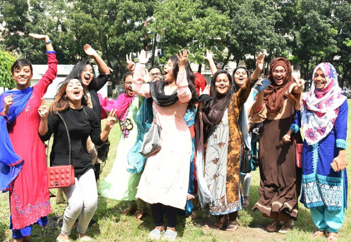 এইচএসসি ও সমমানের ফল প্রকাশের পর ফল আনন্দ-উল্লাস