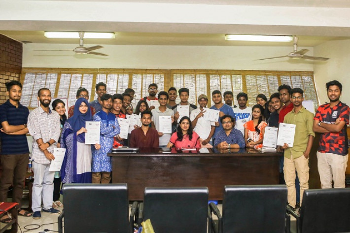 কর্মশালায় প্রধান অতিথিসহ অংশগ্রহণকারীরা