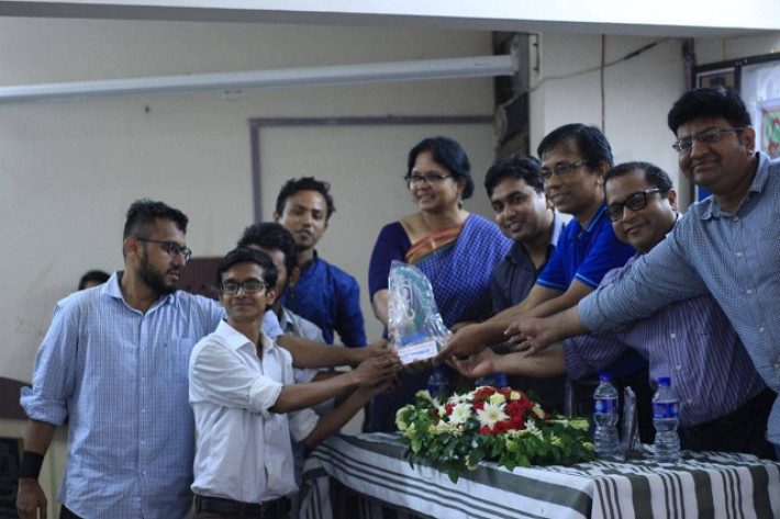 বিজয়ীদের মাঝে পুরস্কার প্রদান করা হচ্ছে