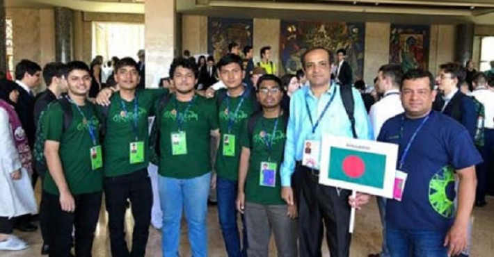 লিসবনে ফিজিক্স অলিম্পিয়াডে ব্রোঞ্জ জয়ী বাংলাদেশ দল। 