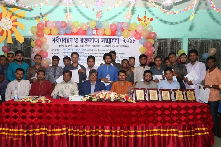 নবীন বরণ ও রক্তদাতা সম্মাননা অনুষ্ঠানে ঢাকা বিশ্ববিদ্যালয়ের উপ-উপাচার্য অধ্যাপক ড. মো. সামাদ।