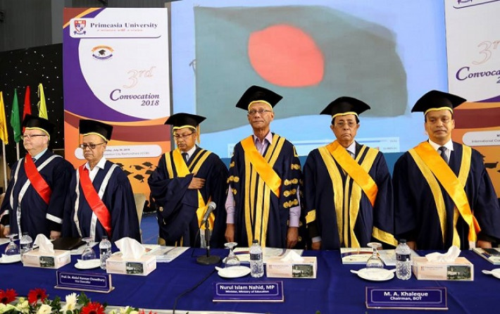 সমাবর্তন অনুষ্ঠানে শিক্ষামন্ত্রীসহ অন্যান্য অতিথিরা