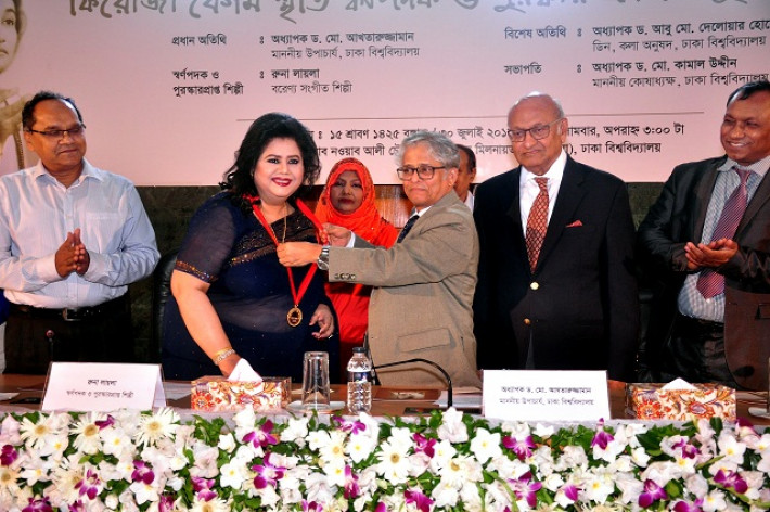 এবারের ফিরোজা বেগম স্মৃতি স্বর্ণপদক পেলেন রুনা লায়লা