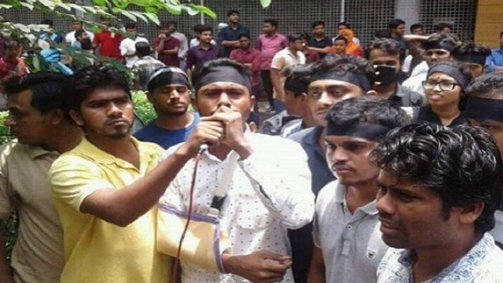 ঢাকা বিশ্ববিদ্যালয়ের কেন্দ্রীয় গ্রন্থাগারের সামনে বিক্ষোভ সমাবেশে বক্তব্য রাখছেন আন্দোলনের যুগ্ম-আহবায়ক নূরুল হক নূর।