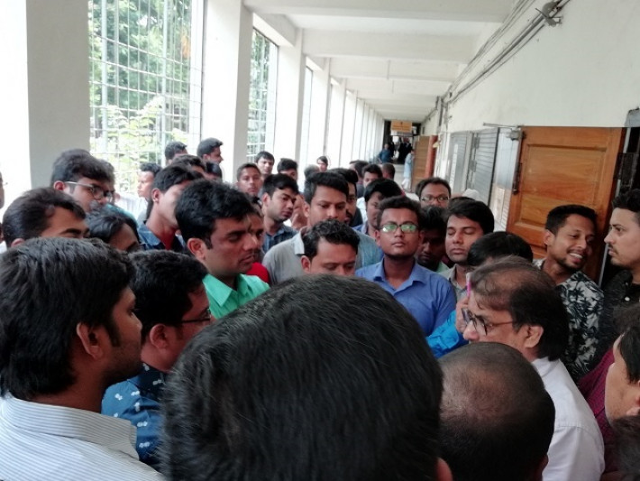 ঢাকা বিশ্ববিদ্যালেয় ক্যাম্পাসের বিরাজমান পরিস্থিতি নিয়ে কথা বলতে দুপুরে প্রক্টর অফিসে যান ছাত্রলীগ নেতাকর্মীরা।