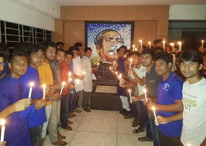 বঙ্গবন্ধুর প্রতিকৃতিতে মোমবাতি প্রজ্জ্বলন কর্মসূচি পালন