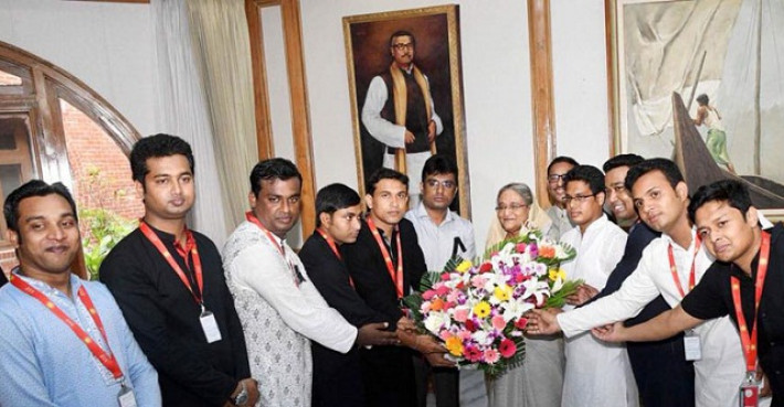 প্রধানমন্ত্রীকে ফুল দিয়ে শুভেচ্ছা জানান ছাত্রলীগের নবগঠিত কমিটির নেতারা