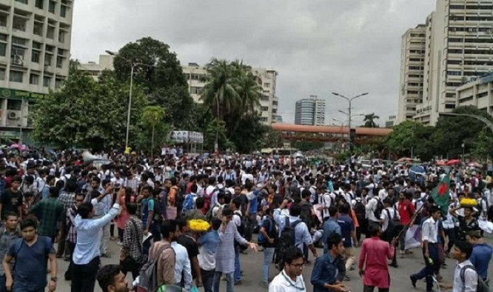 আন্দোলনরত শিক্ষার্থীরা
