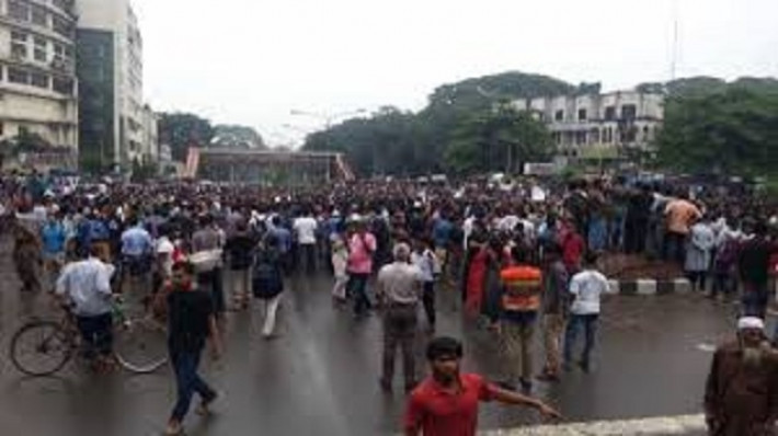 রোববারেও ঢাকার রাজপথে শিক্ষার্থীদের অবস্থান