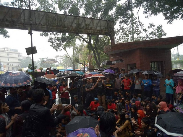 শিক্ষার্থীরা প্রধান ফটক বন্ধ করে অবস্থান নেয়