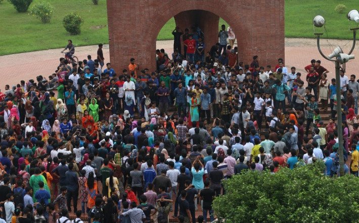 শিক্ষার্থীরা কেন্দ্রীয় শহীদ মিনারে  জাতীয় সঙ্গীত পরিবেশন করে