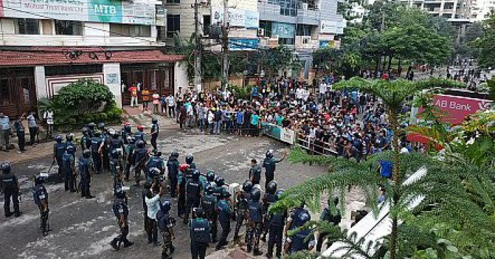 শিক্ষার্থীদের প্রতিহত করতে প্রস্তুতি নিচ্ছে  আইন-শৃঙ্খলা রক্ষাকারী বাহিনী