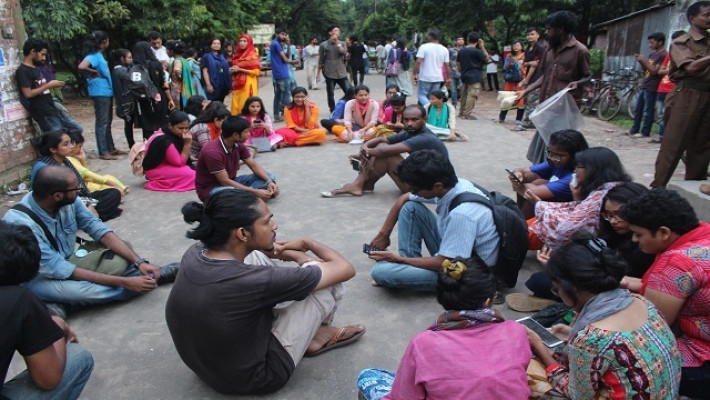 ঢাকা যেতে বাধা দেয়া মহাসড়ক অবরোধ জাবি শিক্ষার্থীদের