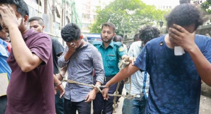 ছাত্রদের আদালতের এজলাসে তোলা সময় 