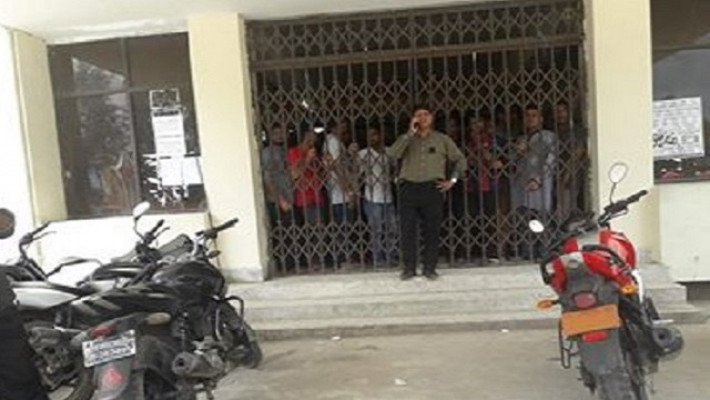 ৯ দফা দাবিতে নোবিপ্রবিতে ছাত্র ধর্মঘট, উপাচার্য অবরুদ্ধ