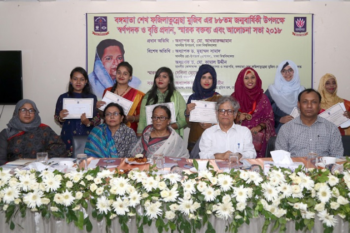 বৃত্তিপ্রাপ্ত শিক্ষার্থীদের সাথে অতিথিবৃন্দ