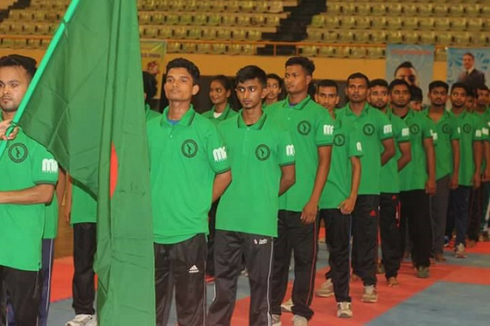 মিরপুর ইনডোর স্টেডিয়ামে সাথীদের সঙ্গে জাতীয় সংগীত পরিবেশনরত রাশেদ
