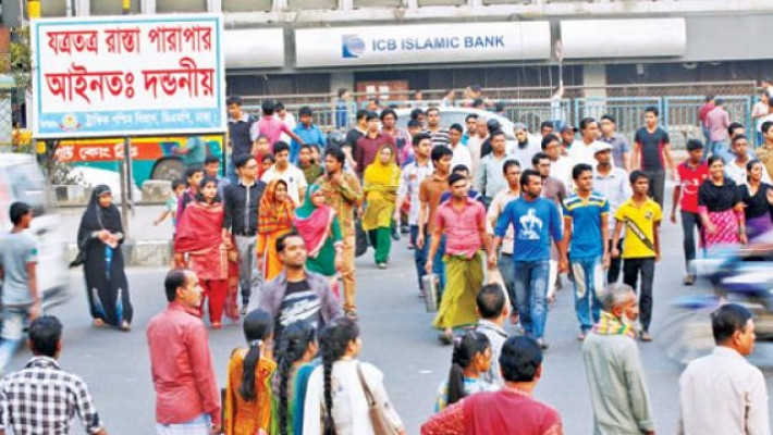 এভাবেই চলে যত্রতত্র রাস্তা পারাপার