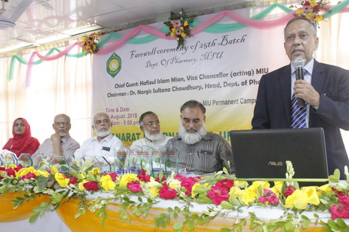 সংবর্ধনা অনুষ্ঠানে প্রধান অতিথি ভারপ্রাপ্ত ভাইস চ্যান্সেলর হাফিজুল ইসলাম মিয়া
 বক্তব্য দেন।