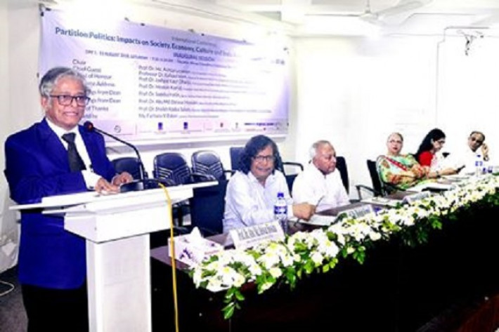 উপাচার্য অধ্যাপক ড.মো: আখতারুজ্জামান সেমিনার উদ্বোধন করেন।