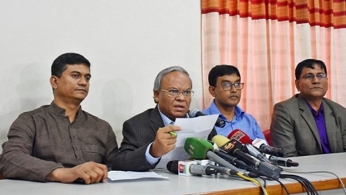 সংবাদ সম্মেলনে বিএনপির সিনিয়র যুগ্ম মহাসচিব ‍রুহুল কবির রিজভী