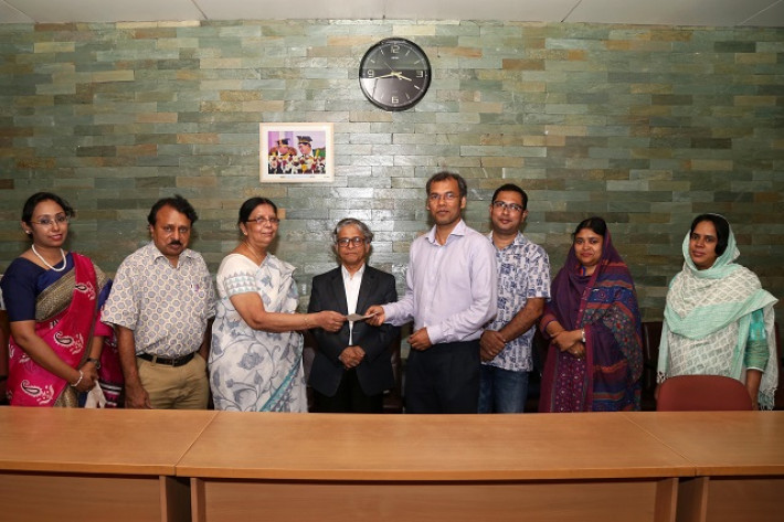 উপাচার্য অধ্যাপক ড. মো. আখতারুজ্জামান উপস্থিততে ড. পারভীন হক ১০ লাখ টাকা চেক হস্তান্তর করেন। 
