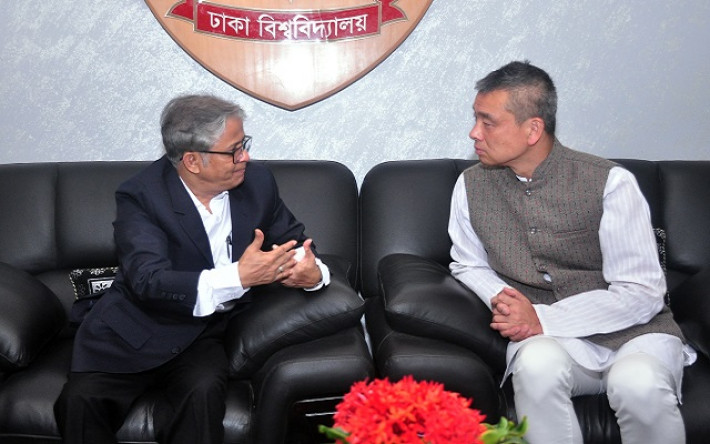 ঢাবি উপাচার্যের সঙ্গে টোকিও বিশ্ববিদ্যালয় অধ্যাপকের সাক্ষাৎ