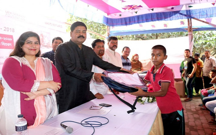 মোল্লা বস্তির শিশুদের শিক্ষা উপকরণ প্রদান