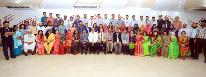 সমাপনী অনুষ্ঠানে বিশ্ববিদ্যালয়ের উপাচার্য অধ্যাপক ড. ইউসুফ মাহবুবুল ইসলাম এর সাথে প্রশিক্ষনার্থীবৃন্দ। 