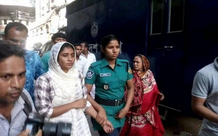 ঢাকার সিএমএম আদালতে হাজির করার সময় লুনা