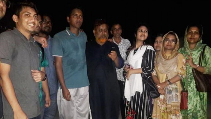 কারামুক্তির পর স্বজনদের সাথে শিক্ষার্থীরা।