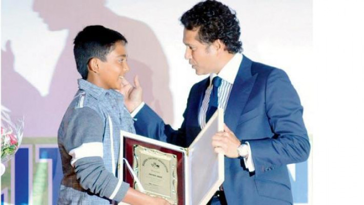 ২০১৩ সালের ছবি। পৃথিবীকে তার ৫৪৬ রানের ইনিংসের জন্য সংবর্ধিত করছেন টেন্ডুলকার।