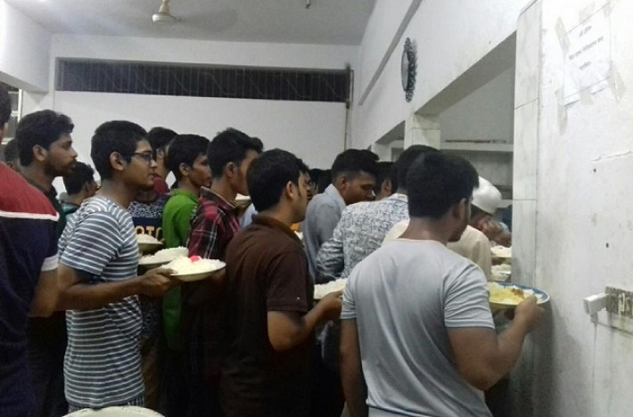 ঢাকা বিশ্ববিদ্যালয়ের জিয়া হল ক্যান্টিনে শিক্ষার্থীদের খাবার নেওয়ার একটি দৃশ্য