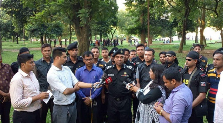 র‌্যাবের নির্বাহী ম্যাজিস্ট্রেট সারওয়ার আলম
সাংবাদিকদের সাথে কথা বলেন।