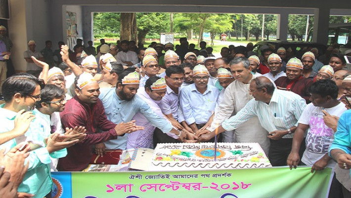প্রশাসনিক ভবন চত্বরে উপাচার্য কেক কেটে রুয়েট দিবস উদযাপন করেন।