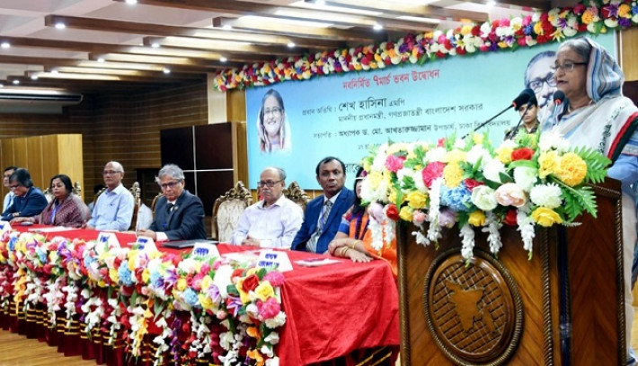 ঢাবির রোকেয়া হল মিলনায়তনে আলোচনা সভায় প্রধান অতিথির বক্তব্য প্রদান করছেন প্রধানমন্ত্রী শেখ হাসিনা 