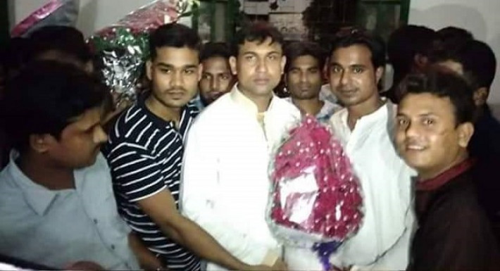 ছাত্রলীগ সভাপতি রেজওয়ানুল হক চৌধুরী শোভনকে ফুল দিয়ে শুভেচ্ছ জানাচ্ছে কুমিল্লা বিশ্ববিদ্যালয় শাখা।