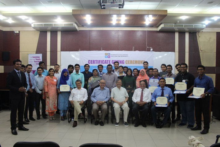 আহছানউল্লাহ বিশ্ববিদ্যালয়ে ‘টিচিং ফর অ্যাক্টিভ লার্নিং’ কোর্সের সার্টিফিকেট বিতরণী অনুষ্ঠানে শিক্ষকবৃন্দ।