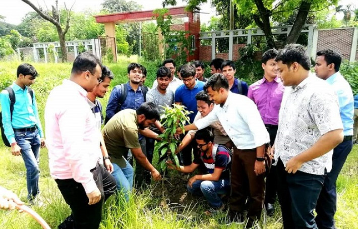ইনস্টিটিউট চত্বরে বিভিন্ন প্রজাতির গাছ রোপণ করছে শিক্ষার্থীরা।