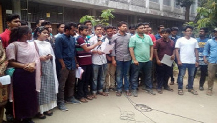 ঢাকা বিশ্ববিদ্যালয়ের কেন্দ্রীয় গ্রন্থাগারের সামনে সংবাদ সম্মেলনে বক্তব্য রাখছেন বাংলাদেশ সাধারণ ছাত্র অধিকার সংরক্ষণ পরিষদের নেতারা।