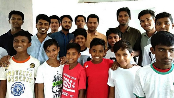 সুবিধাবঞ্চিত শিশুদের সাথে মুহসীন হল ছাত্রলীগের নেতাকর্মীরা