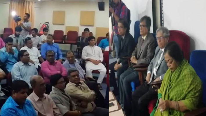 আলোচনা সভায় উপস্থিতিরা