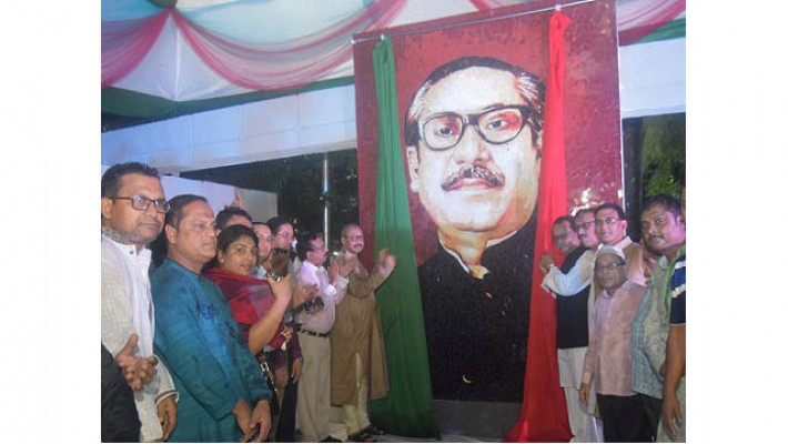 ম্যুরালের ফলক উম্মোচনকালে মেয়রসহ অতিথিরা